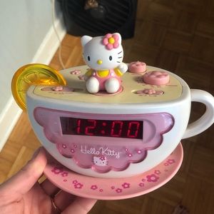 Hello kitty teacup clock